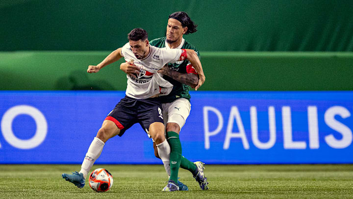 Calleri marcou dois gols no meio de semana
