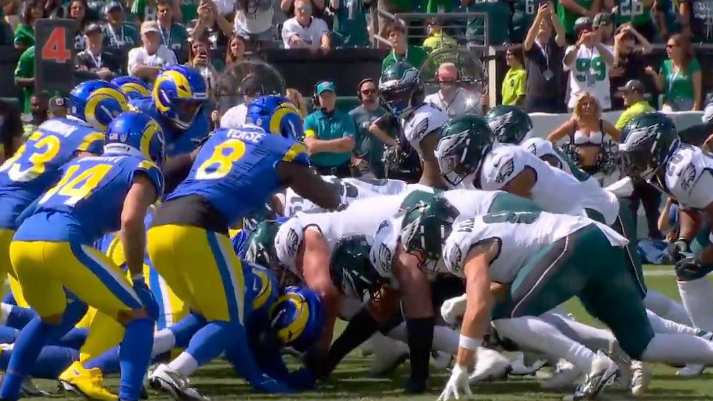 Beim ersten Tush Push der Eagles gegen die Rams gab es eine weitere ...