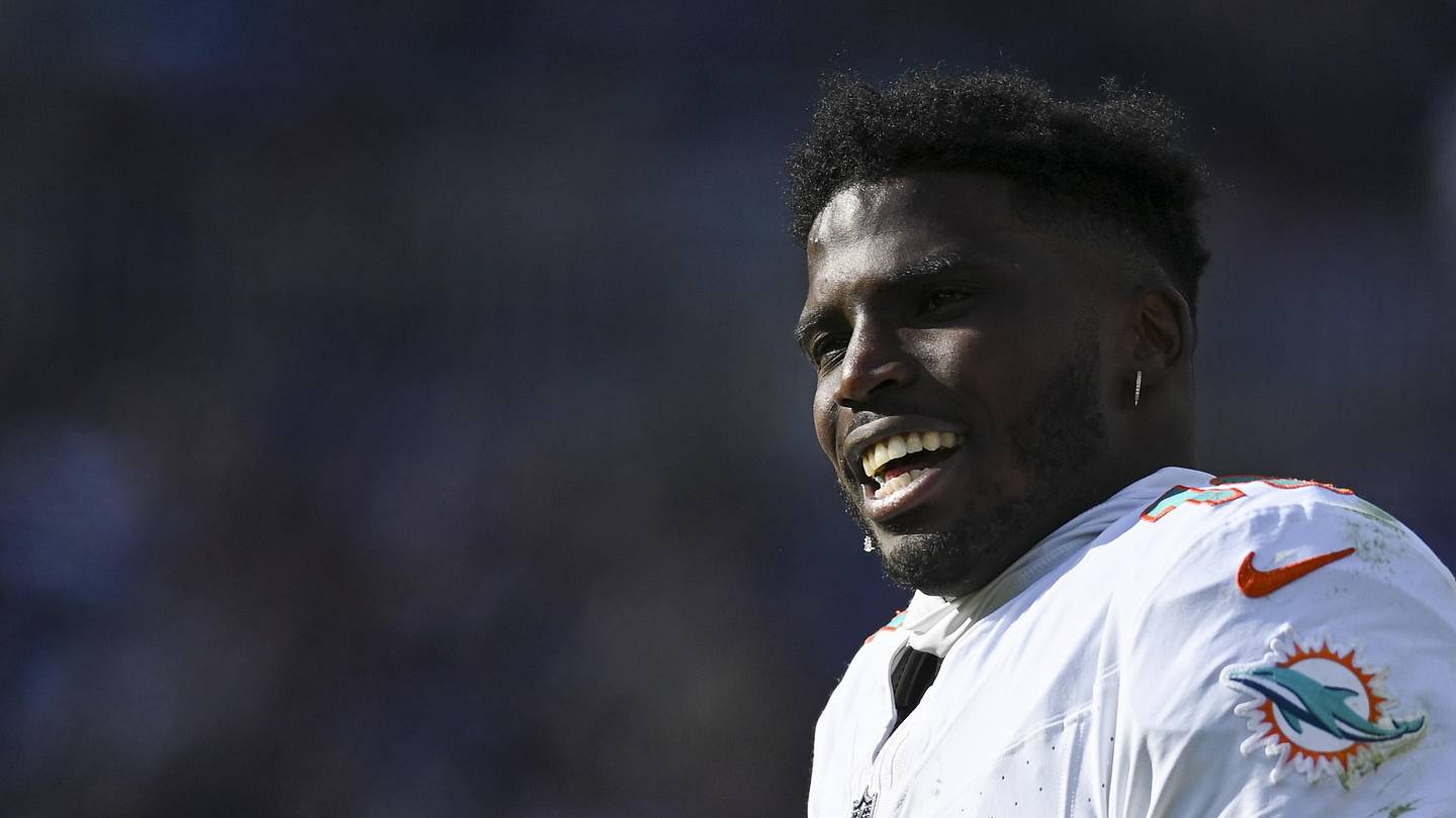 Dolphins WR Tyreek Hill includes surprising name over Josh Allen in his Top 5 QBs