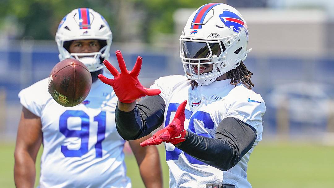 Buffalo Bills defensive end Javon Solomon makes a catch during Minicamp.