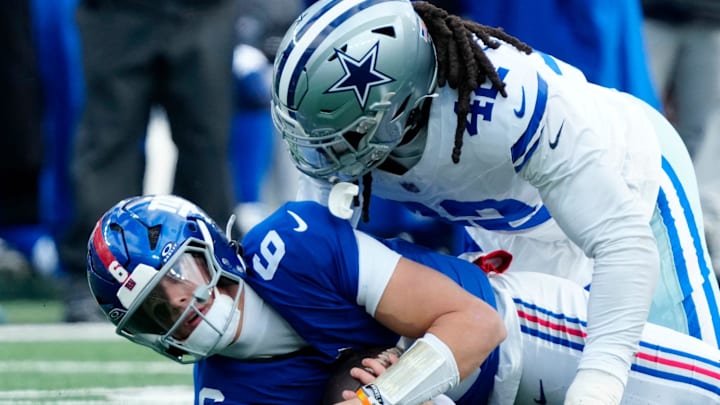 Cowboys defensive end Jadeveon Clowney recorded a sack on Giants QB Jaxson Dart. 