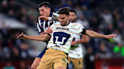 El mexicoamericano Brandon Vázquez de Rayados compite por el balón con el argentino Lisandro Magallán de Pumas