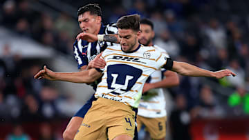 El mexicoamericano Brandon Vázquez de Rayados compite por el balón con el argentino Lisandro Magallán de Pumas