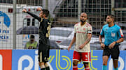 Coelho ganhou por 1 a 0 em jogo que teve até pênalti desperdiçado