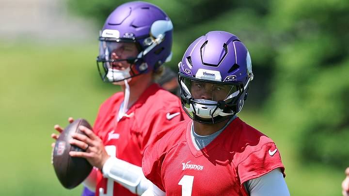 Minnesota Vikings QBs J.J. McCarthy (L) and Kyler Murray (R)
