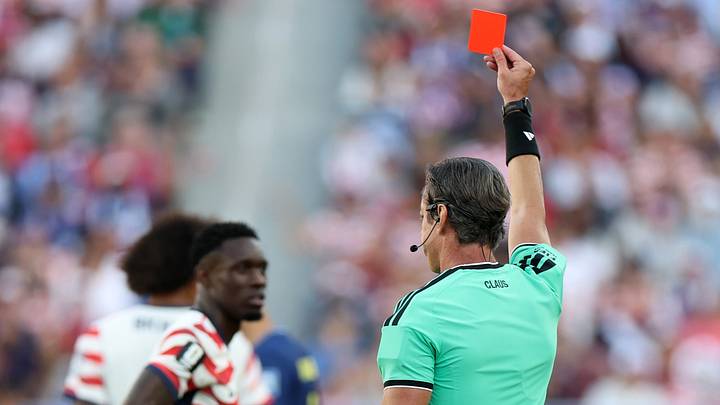 El árbitro Raphael Claus le muestra la tarjeta roja a Folarin Balogun de Estados Unidos por una falta sobre Tarik Muharemovic. El árbitro Raphael Claus le muestra la tarjeta roja a Folarin Balogun de Estados Unidos por una falta sobre Tarik Muharemovic.