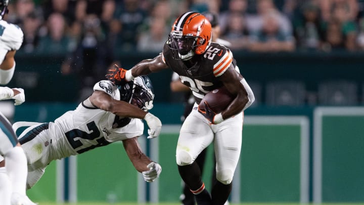 Former Browns back Demetric Felton Jr. breaks the tackle attempt of Philadelphia Eagles cornerback Zech McPhearson. Felton has signed with the Bears.