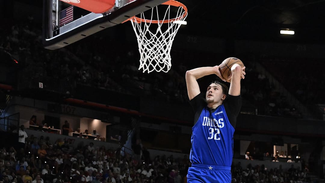 Dallas Mavericks forward Cooper Flagg (32)