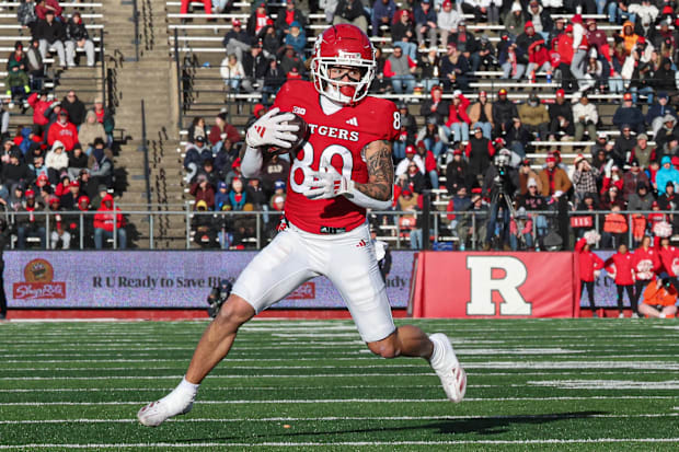 Rutgers Scarlet Knights running back Jordan Smikle (80) gains yards after catch during the second half against Illinois.