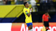 Atacante do Leeds estreou como titular e fez dois gols
