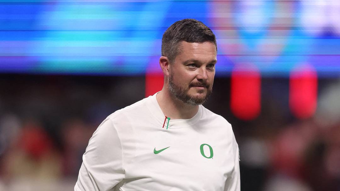 Jan 9, 2026; Atlanta, GA, USA; Oregon Ducks head coach Dan Lanning on the field prior to the 2025 Peach Bowl and semifinal game of the College Football Playoff against the Indiana Hoosiers at Mercedes-Benz Stadium. Jan 9, 2026; Atlanta, GA, USA; Oregon Ducks head coach Dan Lanning on the field prior to the 2025 Peach Bowl and semifinal game of the College Football Playoff against the Indiana Hoosiers at Mercedes-Benz Stadium.