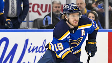 Feb 25, 2025; St. Louis, Missouri, USA;  St. Louis Blues center Robert Thomas (18) controls the puck against the Seattle Kraken during the third period at Enterprise Center. Mandatory Credit: Jeff Curry-Imagn Images