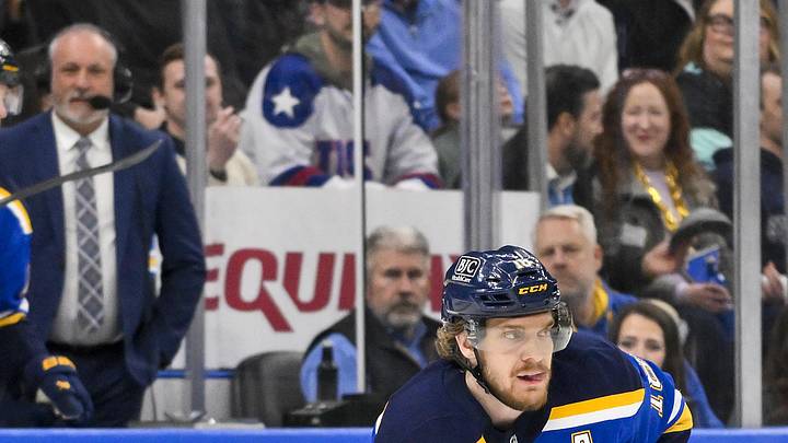 Feb 25, 2025; St. Louis, Missouri, USA;  St. Louis Blues center Robert Thomas (18) controls the puck against the Seattle Kraken during the third period at Enterprise Center. Mandatory Credit: Jeff Curry-Imagn Images