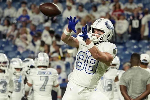 Buffalo Bills tight end Dawson Knox practices before the game against the New England Patriots at Highmark Stadium.
