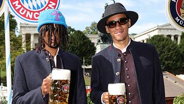 Michael Olise mit Jamal Musiala beim Oktoberfest
