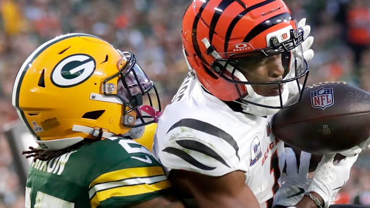 Cincinnati Bengals receiver Ja'Marr Chase (1) catches a fourth-quarter touchdown pass against Green Bay Packers cornerback Keisean Nixon.