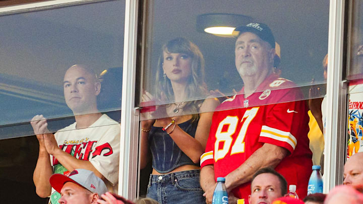 Taylor Swift and Mr. Kelce take in the season opener.