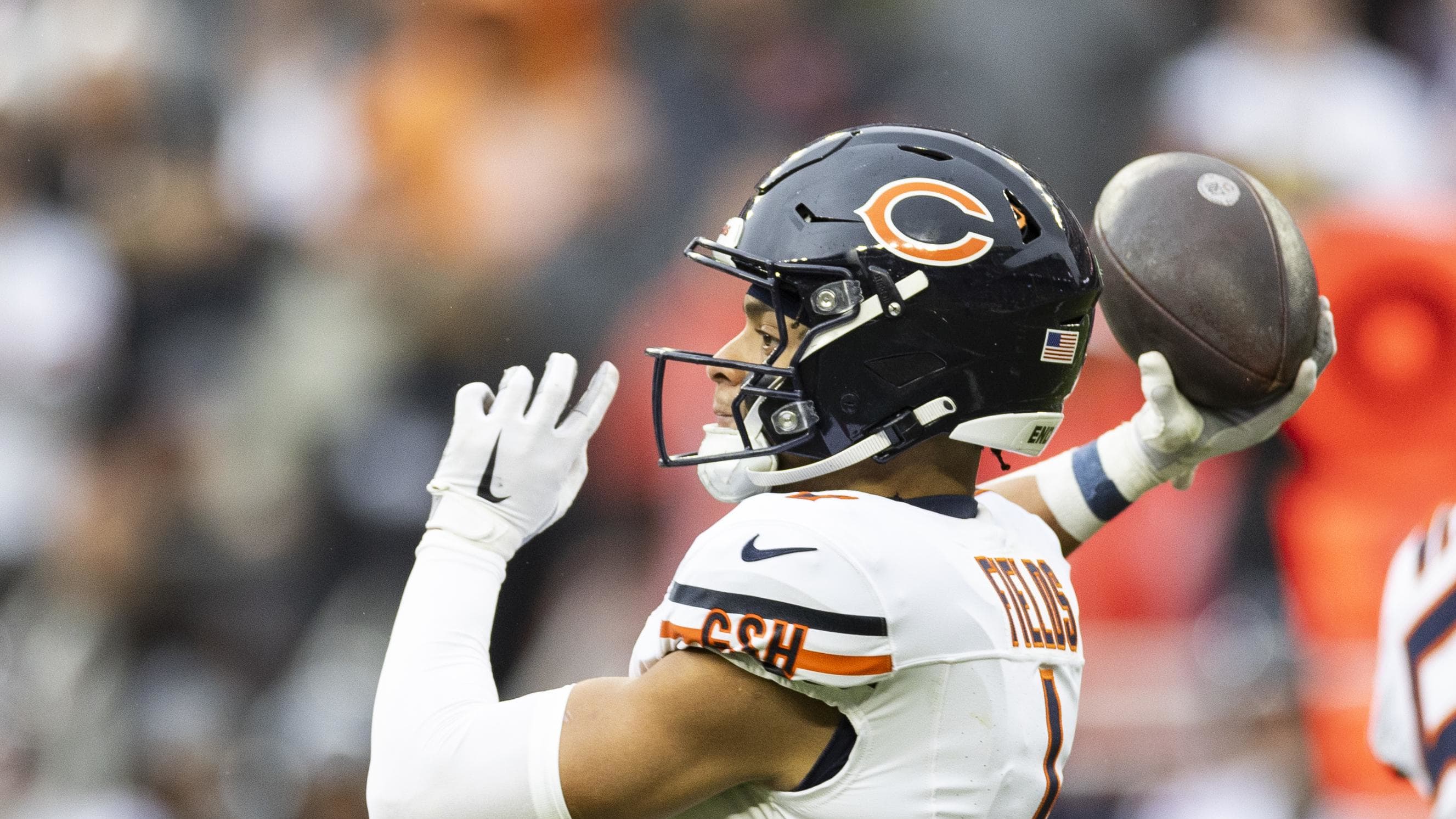  Chicago Bears quarterback Justin Fields (1) throws the ball in a game against the Browns. 