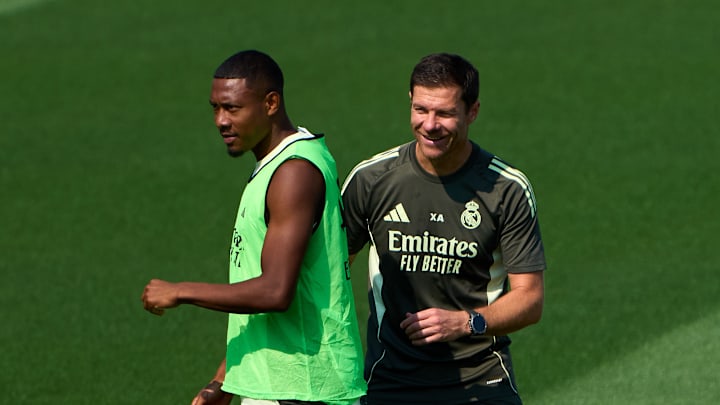David Alaba et Xabi Alonso lors d'une séance d'entraînement du Real Madrid. David Alaba et Xabi Alonso lors d'une séance d'entraînement du Real Madrid.