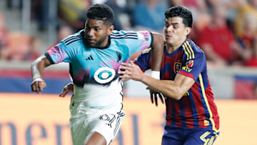 El panameño Carlos Harvey de Minnesota United compite por la pelota con el colombiano Brayan Vera del Real Salt Lake.