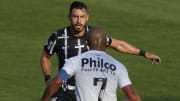 Conhecido como Clássico Alvinegro, Corinthians x Santos decidiu o Brasileirão de 2002 e o Peixe levantou a taça