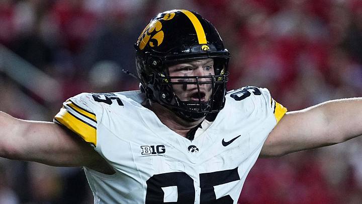 Iowa Hawkeyes defensive lineman Aaron Graves