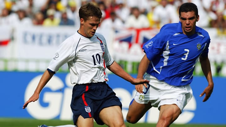 Michael Owen anotando pela Inglaterra