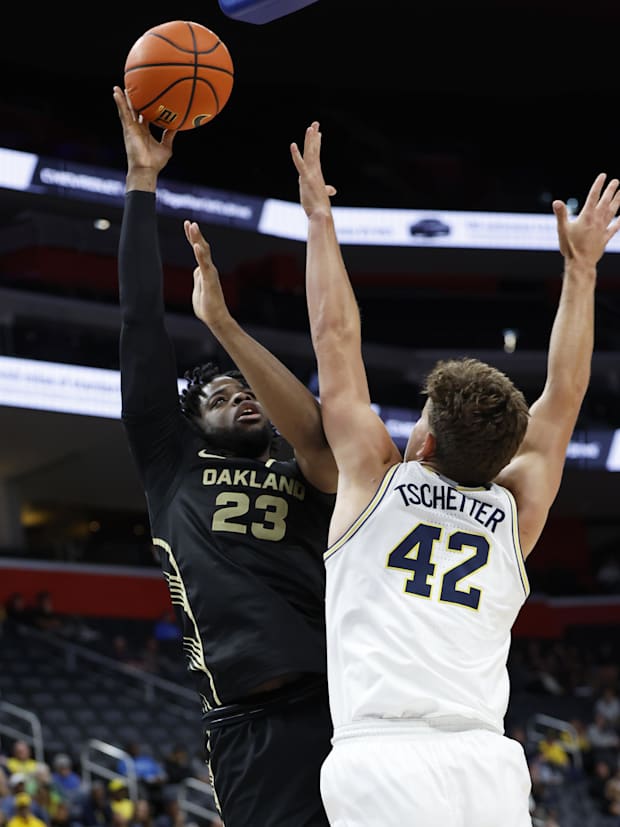 Michigan Basketball Danny Wolf s double double leads Wolverines in win over Oakland