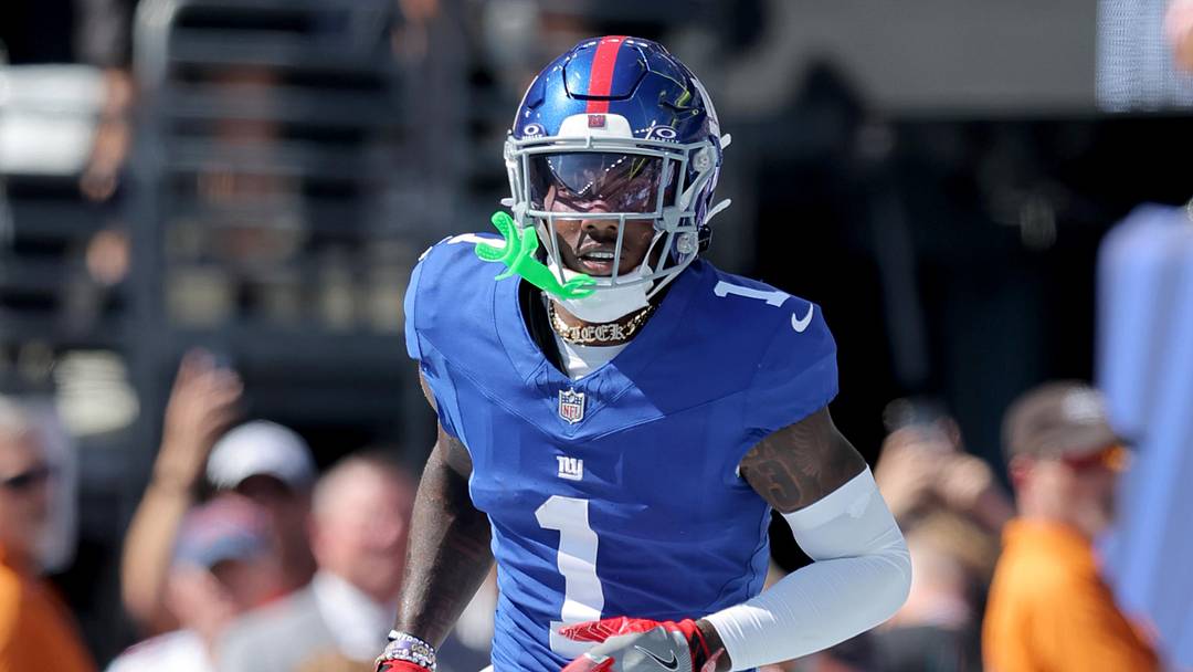Sep 28, 2025; East Rutherford, New Jersey, USA; New York Giants wide receiver Malik Nabers (1) during the first quarter against the Los Angeles Chargers at MetLife Stadium. Sep 28, 2025; East Rutherford, New Jersey, USA; New York Giants wide receiver Malik Nabers (1) during the first quarter against the Los Angeles Chargers at MetLife Stadium.