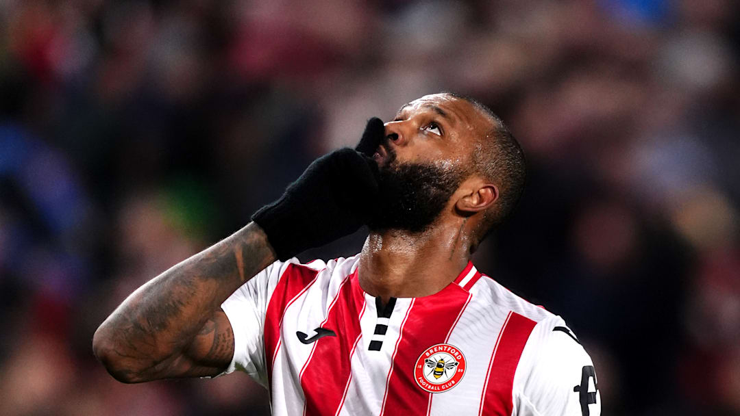 Centroavante veste a camisa do Brentford, da Inglaterra