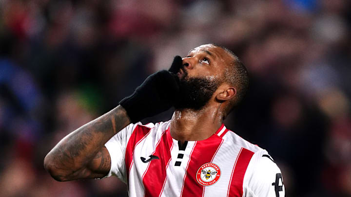 Centroavante veste a camisa do Brentford, da Inglaterra