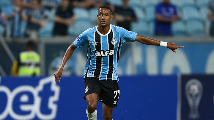 André Henrique está aproveitando espaço deixado no ataque do Grêmio André Henrique está aproveitando espaço deixado no ataque do Grêmio