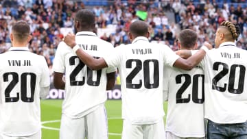 Companheiros do brasileiro entraram em campo vestidos com a camisa 20