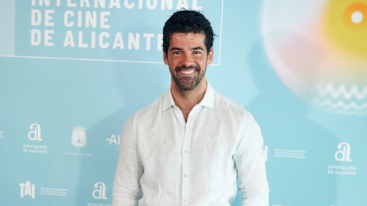 Miguel Ángel Muñoz comenzó su carrera artística en el 2004, lanzando un álbum musical