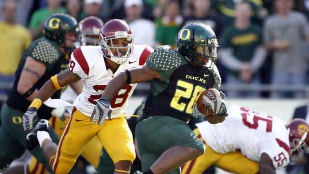 Oct 27, 2007; Eugene, OR, USA; Oregon Ducks running back Jonathan Stewart (28) rushes for a touchdown past USC Trojans corner