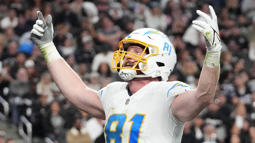Jan 5, 2025; Paradise, Nevada, USA; Los Angeles Chargers tight end Will Dissly (81) celebrates after scoring in a 2-yard touchdown reception against the Las Vegas Raiders in the fourth quarter at Allegiant Stadium. Mandatory Credit: Kirby Lee-Imagn Images Jan 5, 2025; Paradise, Nevada, USA; Los Angeles Chargers tight end Will Dissly (81) celebrates after scoring in a 2-yard touchdown reception against the Las Vegas Raiders in the fourth quarter at Allegiant Stadium. Mandatory Credit: Kirby Lee-Imagn Images