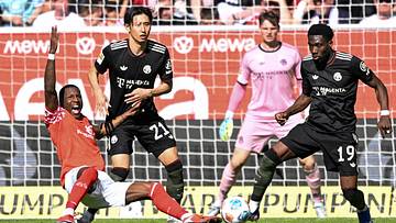 Hiroki Ito und Alphonso Davies im Einsatz für den FC Bayern