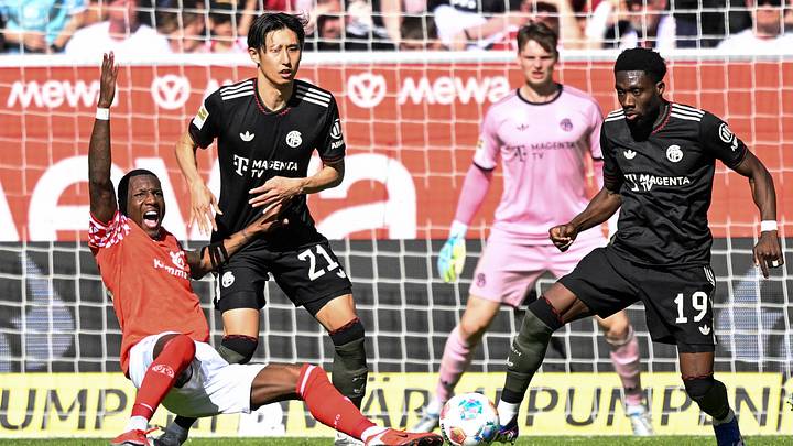 Hiroki Ito und Alphonso Davies im Einsatz für den FC Bayern Hiroki Ito und Alphonso Davies im Einsatz für den FC Bayern