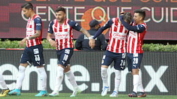Jugadores de Chivas celebran un gol.