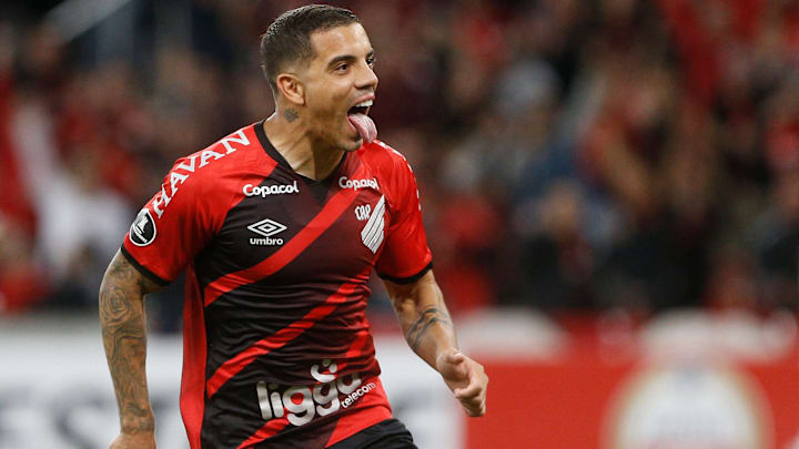 Após duas derrotas seguidas, Athletico-PR vence o Flamengo e respira no Campeonato Brasileiro. Após duas derrotas seguidas, Athletico-PR vence o Flamengo e respira no Campeonato Brasileiro.