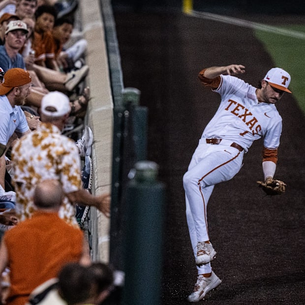 Texas Longhorns infielder Jalin Flores (1) catches a foul ball for an out in the fifth inning as the Texas Longhorns.