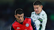 Erik Lira y el colombiano James Rodríguez disputan la pelota