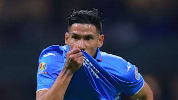 Uriel Antuna celebra un gol con Cruz Azul.