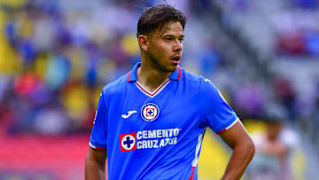 El paraguayo Ángel Romero es el encargado de portar el '10'.