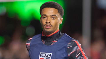 Jamal Lewis se lesionou enquanto representava a Irlanda