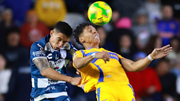 Jorge Berlanga y Ozziel Herrera compiten por el esférico