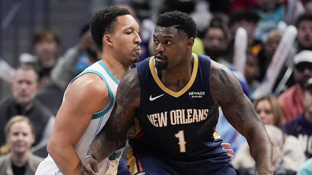 New Orleans Pelicans forward Zion Williamson (1) handles the ball against Charlotte Hornets forward Grant Williams