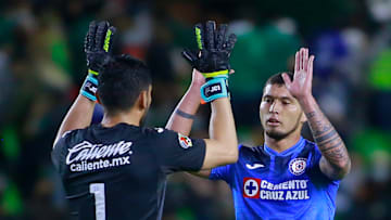 Jesús Corona y Juan Escobar celebran el triunfo de Cruz Azul ante León.
