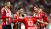 Sergio Flores, Isaác Brizuela, Alexis Vega y Ángel Zaldivar festejan el segundo tanto de las Chivas.