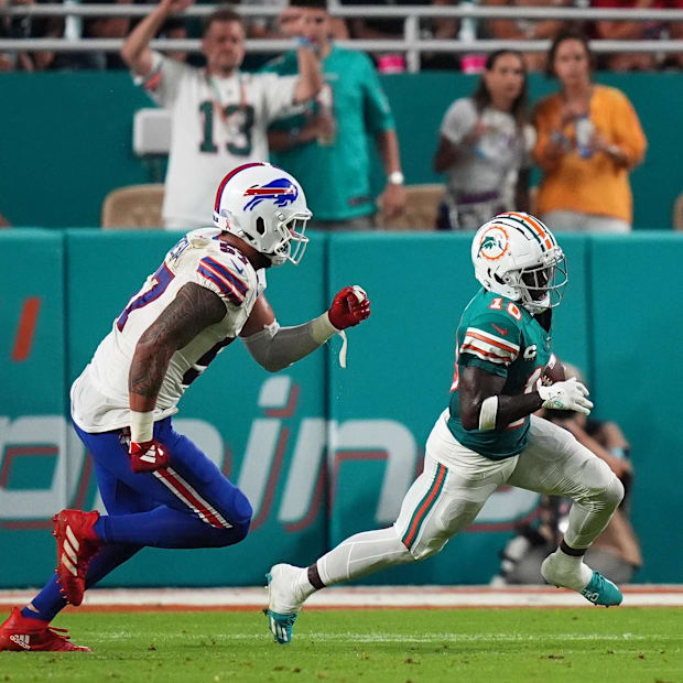 Tyreek Hill (10) runs